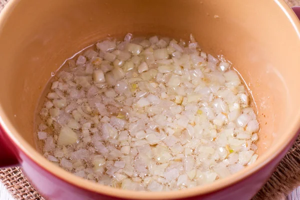 Preparação Cebolas Fritas Uma Panela Fundo Madeira Branco — Fotografia de Stock