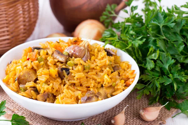 Pilaf Com Cogumelos Legumes Uma Mesa Madeira Branca — Fotografia de Stock