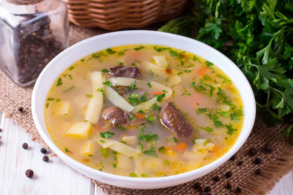 Sopa Macarrão Fígado Frango Uma Mesa Madeira Branca — Fotografia de Stock