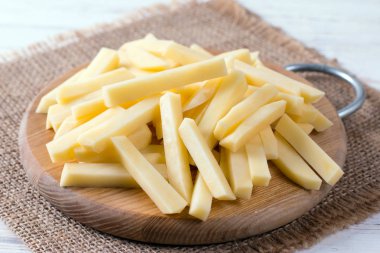 patates bir kesme tahtası dilimlenmiş. Görünümü Kapa