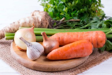 Sebze suyu, havuç, soğan, pırasa, kereviz, maydanoz için malzemeler