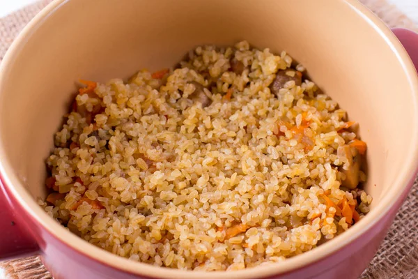 Bubur dengan sayuran dalam panci — Stok Foto