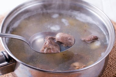 Karaciğer çorba ile tavada ekleyin