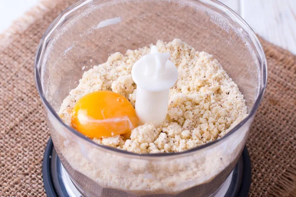 Tereyağı ve yumurta mutfak robotu kase karıştırma. Hamur yapma