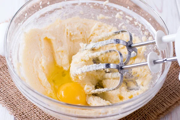Mischen Von Butter Und Eiern Schüssel Mit Rührmaschine Dass Kuchen — Stockfoto