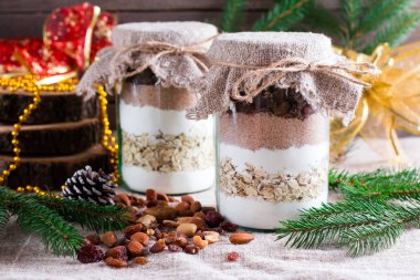 Ev yapımı çikolata parçalı kurabiye karışımı Noel tatil hediye, seçici odak için cam kavanozda