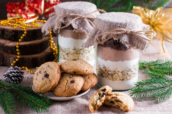 クリスマス プレゼントのためのガラスの瓶にチョコレート チップ クッキー ミックスします — ストック写真