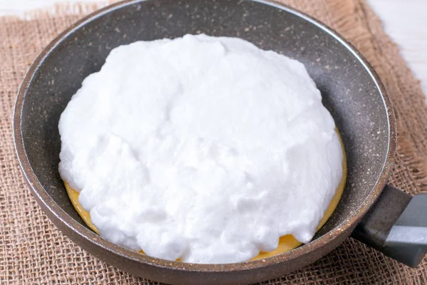 Tortilla Recién Cocida Una Sartén Vapor Sube Tortilla —  Fotos de Stock