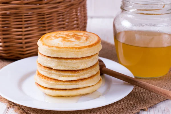 Stack Pancakes Honey Plate White Table Delicious Dessert Breakfast — Stock Photo, Image