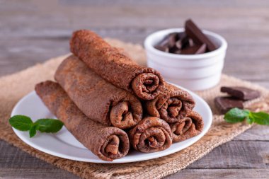 Beyaz bir plaka üzerinde ince narin çikolatalı krep