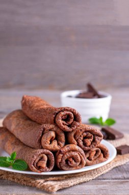 Beyaz bir plaka üzerinde ince narin çikolatalı krep