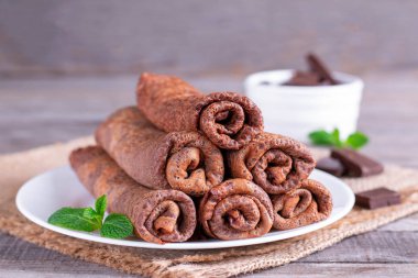 Plaka lezzetli gözleme ve plaka üzerinde çikolata sosu ile