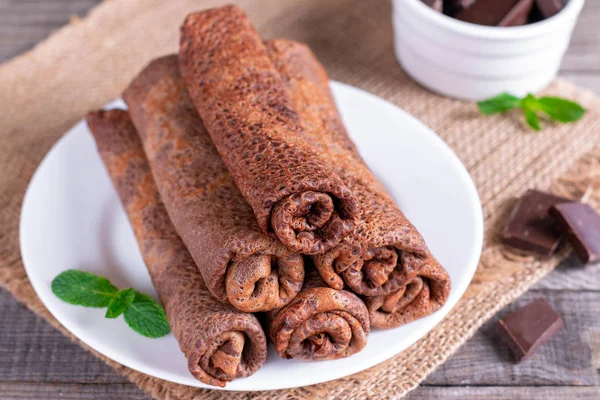 Beyaz bir plaka üzerinde ince narin çikolatalı krep