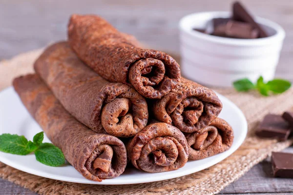 Plaka lezzetli gözleme ve plaka üzerinde çikolata sosu ile