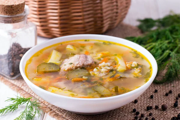 Fischsuppe aus Fischkonserven — Stockfoto