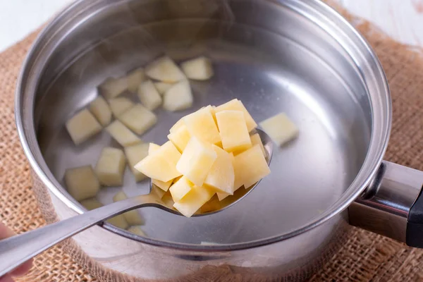 Patatas Una Cuchara Sopa Sobre Fondo Tabla Madera — Foto de Stock