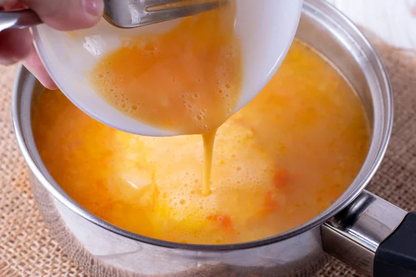 Tuangkan Telur Orak Arik Dalam Sup Memasak — Stok Foto