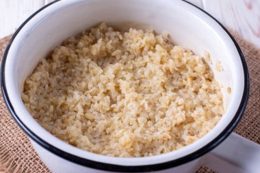 Bulgur masanın üzerine tavada. Pişirme