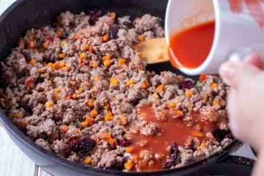 Ahşap masa etli bulgur pilavı. Yemek; Bulgur Pliaf