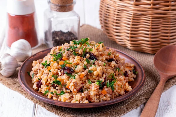 Pilaf Bulgur Com Carne Mesa Madeira Comida Turca Bulgur Pliaf Fotos De Bancos De Imagens Sem Royalties