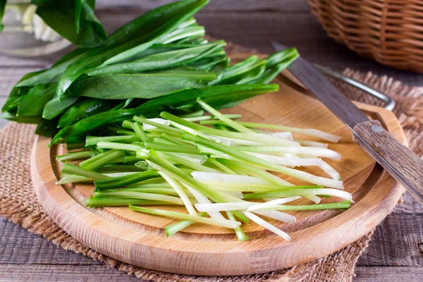 Wild garlic on a wooden board — Stock Photo, Image