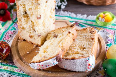 Geleneksel dekorasyonu ile ev yapımı Paskalya pastayla