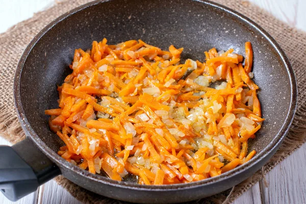 Cebollas fritas y zanahorias, sopa de relleno, ajo, comida casera — Foto de Stock