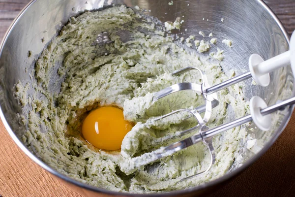 Mezclar la mantequilla de menta y los huevos en un tazón con la máquina mezcladora, haciendo pastel —  Fotos de Stock