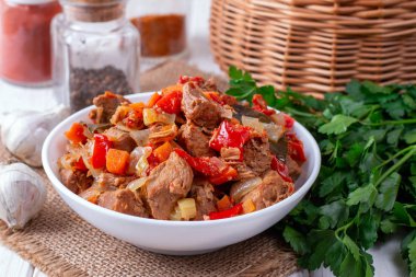 Beyaz bir kase haşlanmış sebze