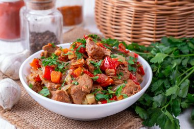 Beyaz bir kase haşlanmış sebze