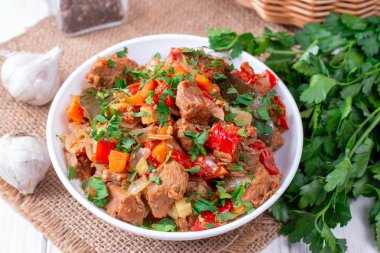 Beyaz bir kase haşlanmış sebze