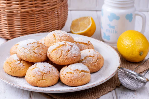 Тарелка с домашним лимонным печеньем на деревянном столе — стоковое фото