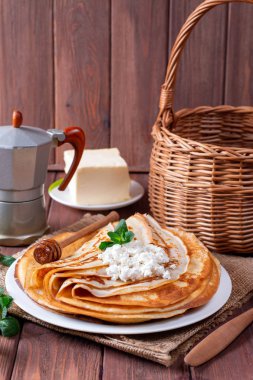 Beyaz bir plaka üzerinde ince krep lor. Krep, yığını Rus blin