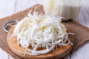 Kesme tahtası üzerinde kıyılmış Çin lahanası