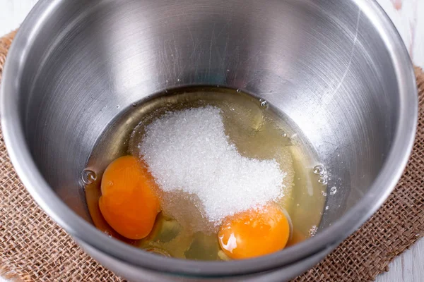 Cocinar, amarillo huevo sobre azúcar blanca para hornear galletas —  Fotos de Stock
