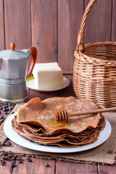 Dünne Schokoladenpfannkuchen auf einem weißen Teller — Stockfoto