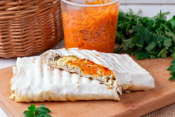 Shawarma sandwich gyro rouleau frais de lavash (pain pita ) — Photo
