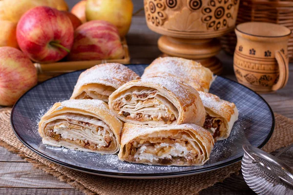 Traditional piece of apple strudel with powdered sugar — Stock Photo, Image