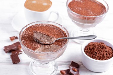 Lezzetli muz puding ve kakao tablo ile cam