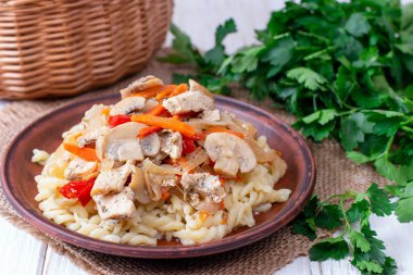 Makarna tavuk eti ve sebze bir plaka üzerinde bir tablo ile