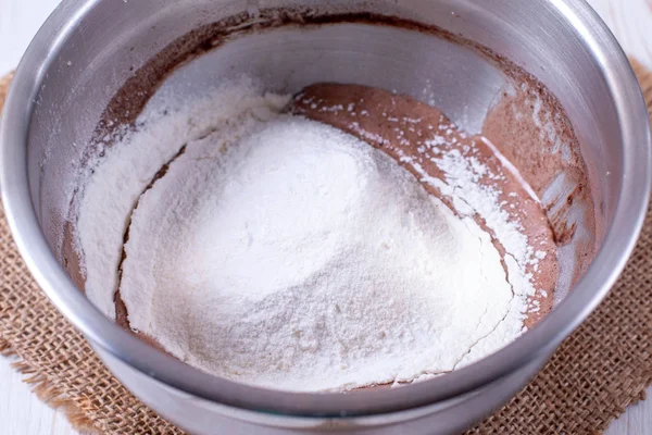 Шоколадне тісто для приготування млинців — стокове фото