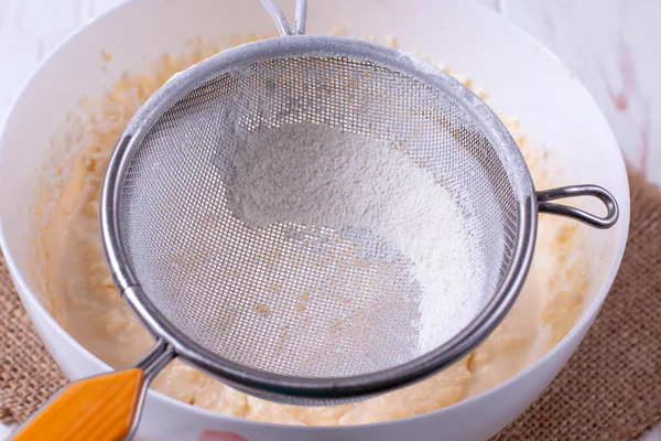 Виготовлення тіста для випічки млинців — стокове фото
