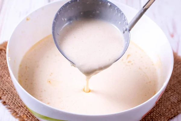 Het maken van deeg voor de pannenkoeken bakken — Stockfoto