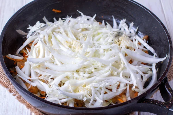 Пекінська капуста з овочами на сковороді — стокове фото