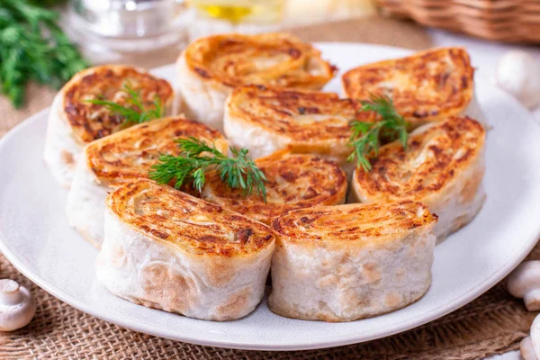 Rollos de lavash frito con patatas y champiñones — Foto de Stock