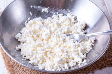 Metal kasede taze süzme peynir.