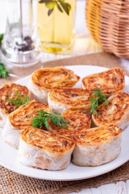 Patates ve mantar ile kızarmış lavaş rulo