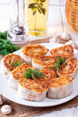 Patates ve mantar ile kızarmış lavaş rulo