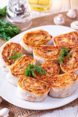 Patates ve mantar ile kızarmış lavaş rulo