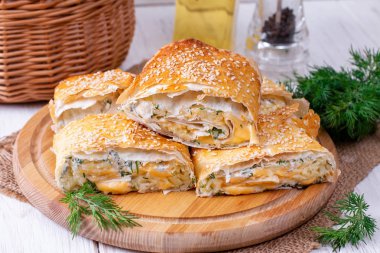 Bir plaka üzerinde peynir ile Lavash rulo